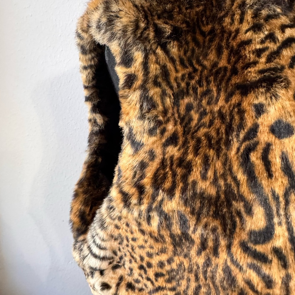 Cejon Faux Fur Leopard Vest - Picture 3 of 13